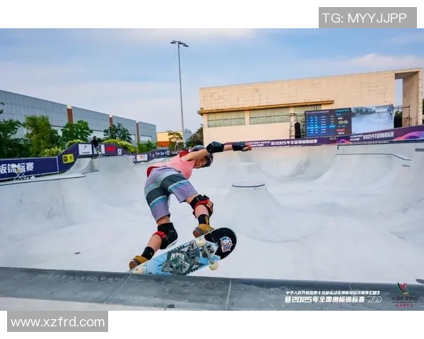 武汉城市马拉松赛中滑板队默契配合展现团队精神与竞技魅力